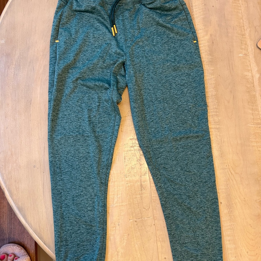 Vineyard Vines boys green marl jogger M (12-14)
